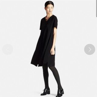 ユニクロ(UNIQLO)の【kui1120さま専用】黒・クレープVネックワンピース(ひざ丈ワンピース)