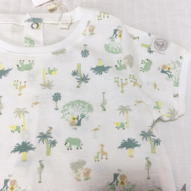 PETIT BATEAU(プチバトー)の新品未使用  プチバトー  プリント  ブラウス&ブルマ  セット  18m キッズ/ベビー/マタニティのベビー服(~85cm)(Ｔシャツ)の商品写真