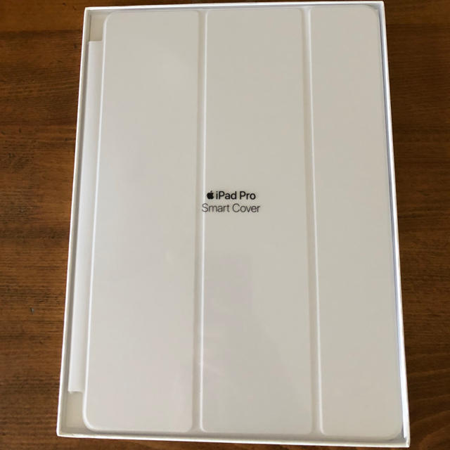 Apple(アップル)の10.5インチiPad Pro用SmartCoverホワイト 他機種対応　新品 スマホ/家電/カメラのスマホアクセサリー(iPadケース)の商品写真