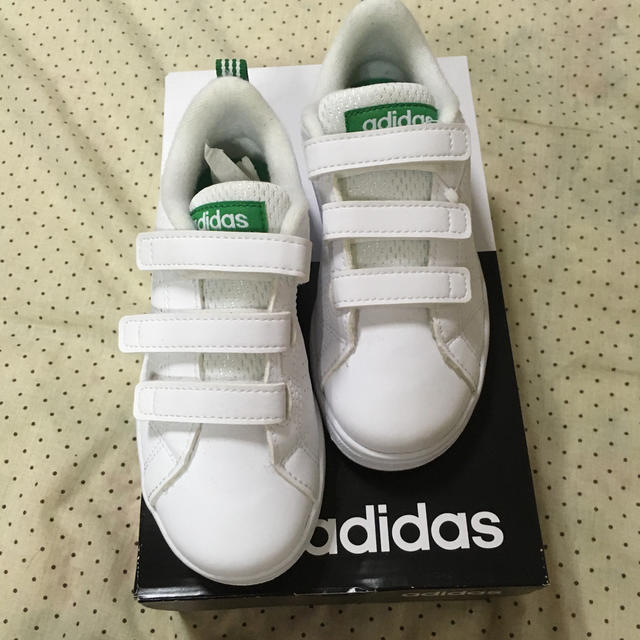 adidas(アディダス)の専用adidas スニーカー　白　緑　18cm キッズ キッズ/ベビー/マタニティのキッズ靴/シューズ(15cm~)(スニーカー)の商品写真