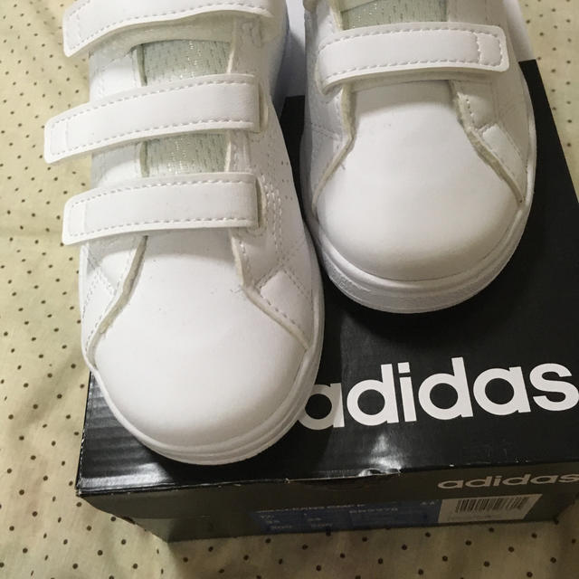 adidas(アディダス)の専用adidas スニーカー　白　緑　18cm キッズ キッズ/ベビー/マタニティのキッズ靴/シューズ(15cm~)(スニーカー)の商品写真