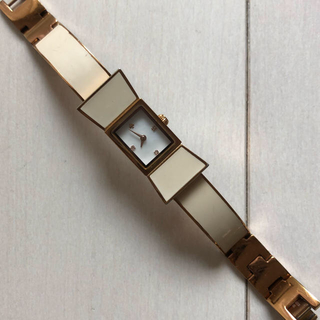 ケイトスペードニューヨーク(kate spade new york)のkate spade♤リボン型　腕時計(腕時計)