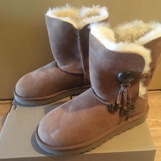 US825センチUGG ブーツCLASSIC CHARM MINI 新品未使用品 - ブーツ