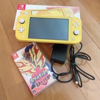 ニンテンドースイッチ(Nintendo Switch)の【12時間以内に発送】任天堂 スイッチライト、ポケモンシールドソフト セット売り(携帯用ゲームソフト)