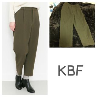 ケービーエフ(KBF)のタックパンツ(クロップドパンツ)