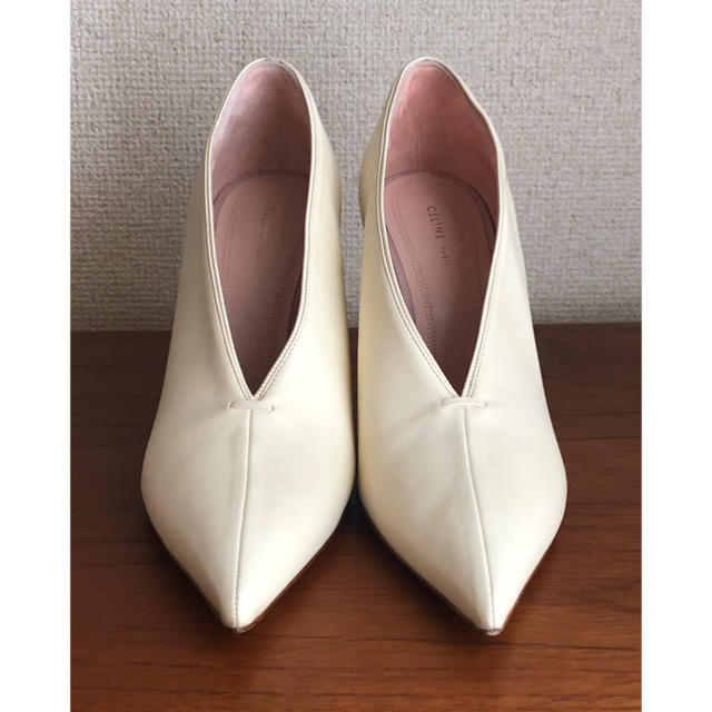 celine(セリーヌ)の美品セリーヌ（CELINE）Vネックパンプス23 【値下げしました】 レディースの靴/シューズ(ハイヒール/パンプス)の商品写真