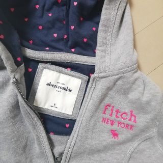 アバクロンビーアンドフィッチ(Abercrombie&Fitch)のアバクロ パーカー ハート柄 ビックロゴ グレー(パーカー)