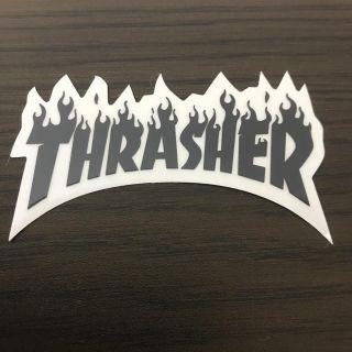 スラッシャー(THRASHER)の【縦4.7cm横8.8cm】THRASHER ファイアーロゴステッカー(スケートボード)