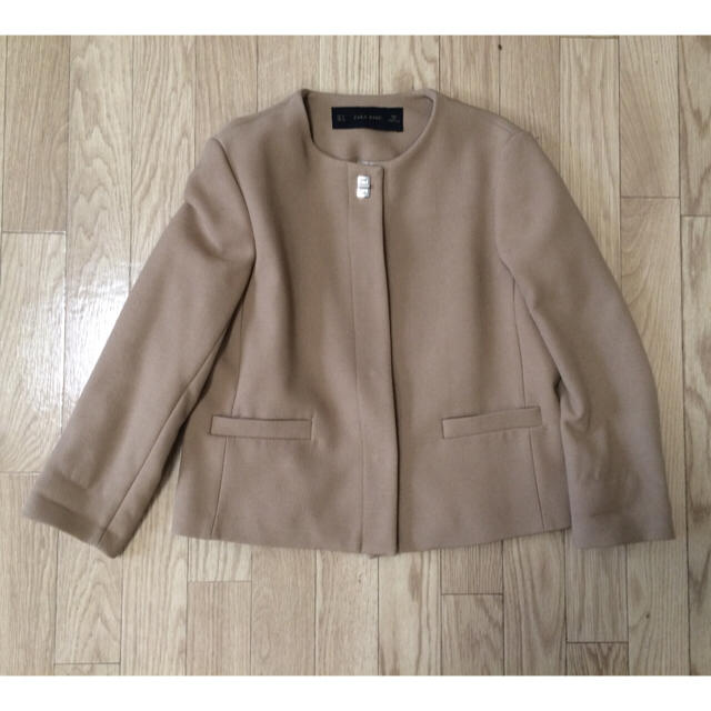 ZARA ノーカラージャケット ベージュ | フリマアプリ ラクマ
