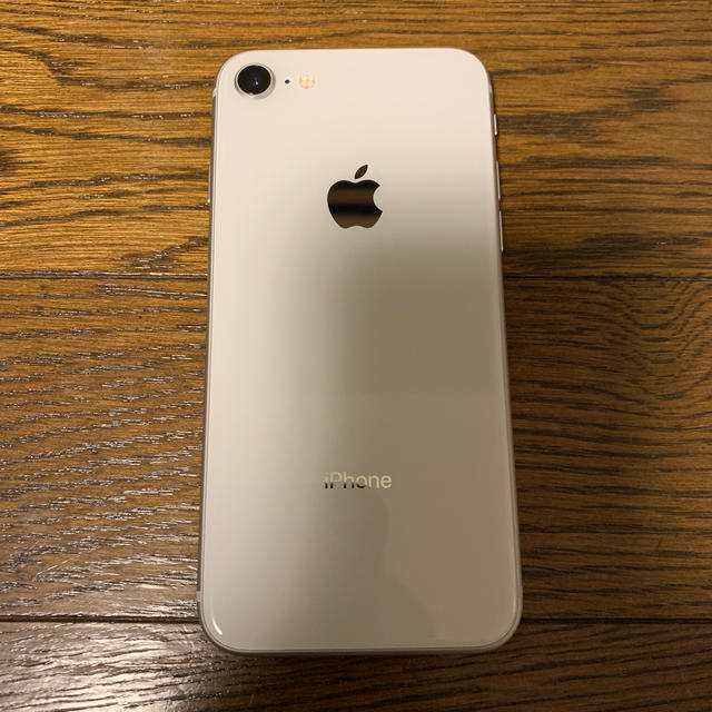 iPhone(アイフォーン)の 【超美品・即日発送】iPhone 8 64GB シルバー SIMロック解除済み スマホ/家電/カメラのスマートフォン/携帯電話(スマートフォン本体)の商品写真