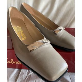 サルヴァトーレフェラガモ(Salvatore Ferragamo)のFerragamo グレーパンプス(ハイヒール/パンプス)