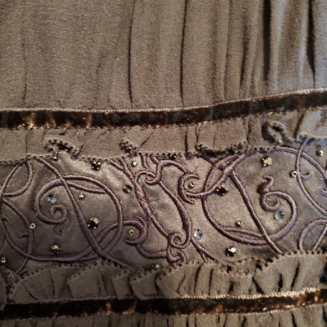 EPOCA(エポカ)の未使用　エポカ　刺繍キラキラレーススカート　こげ茶 レディースのスカート(ひざ丈スカート)の商品写真