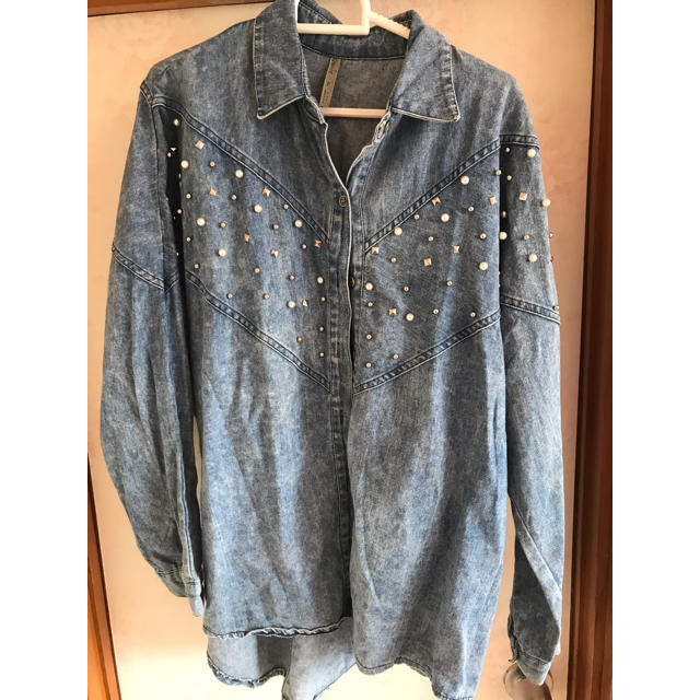 ZARA(ザラ)のスタッツ付き　デニムシャツ レディースのトップス(シャツ/ブラウス(長袖/七分))の商品写真