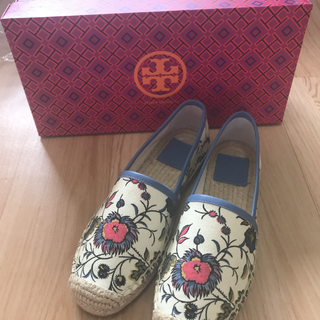 トリーバーチ(Tory Burch)の【新品】トリーバーチ 靴（サイズ5.5）(スリッポン/モカシン)