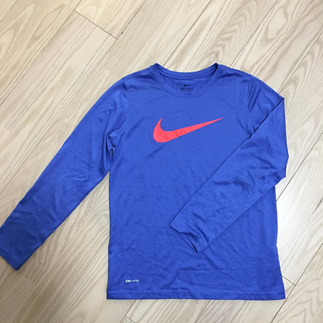 NIKE(ナイキ)のキッズドライロングTシャツ キッズ/ベビー/マタニティのキッズ服男の子用(90cm~)(Tシャツ/カットソー)の商品写真