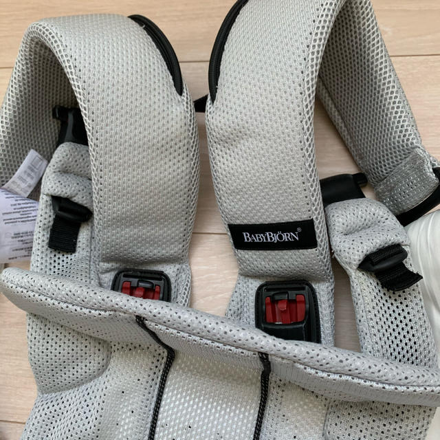 BABYBJORN(ベビービョルン)のベビービョルン　babybjorn one+ 抱っこ紐　グレー　メッシュ キッズ/ベビー/マタニティの外出/移動用品(抱っこひも/おんぶひも)の商品写真