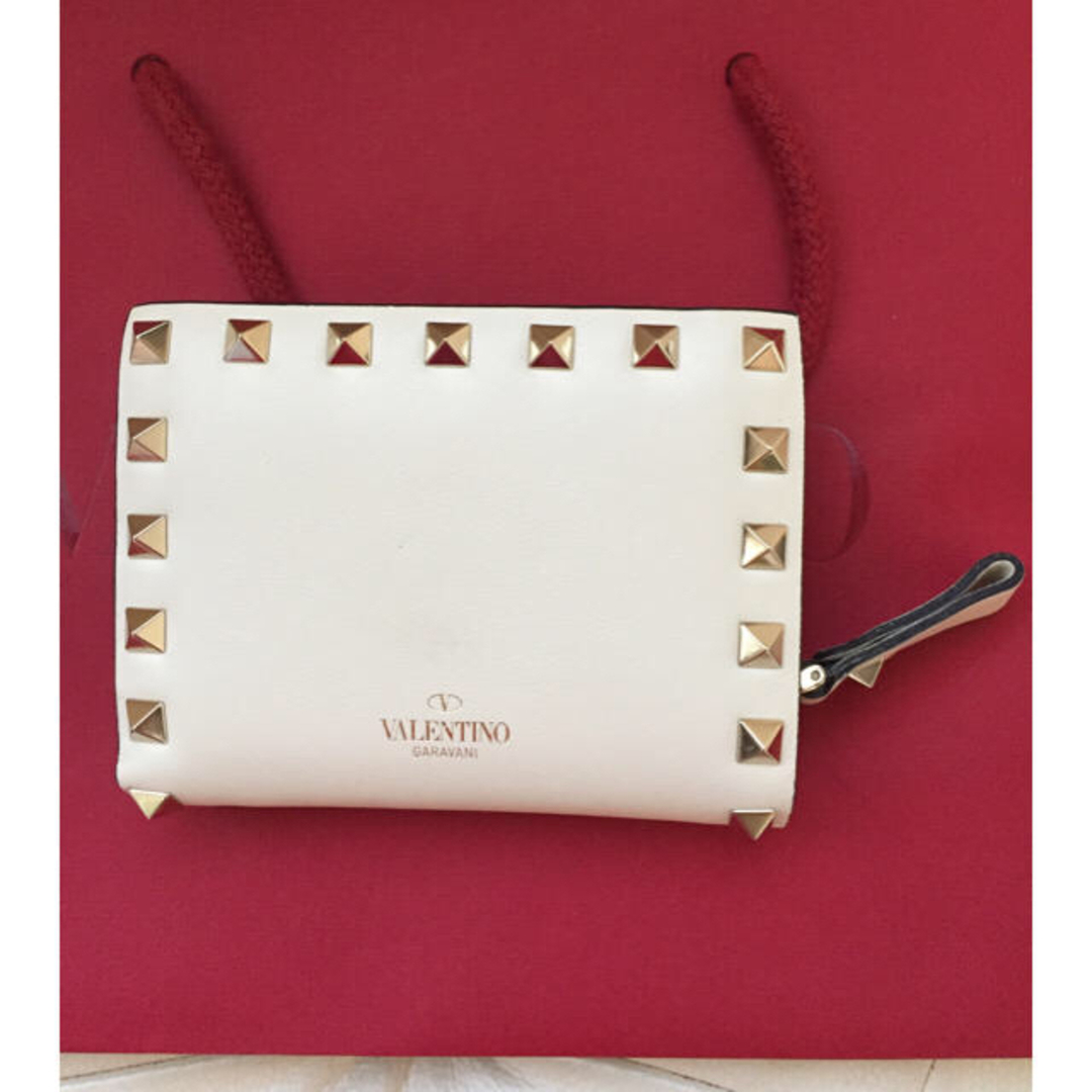 VALENTINO(ヴァレンティノ)のVALENTINOロックスタッツカーフスキンスモール ウォレット★美品★ レディースのファッション小物(財布)の商品写真