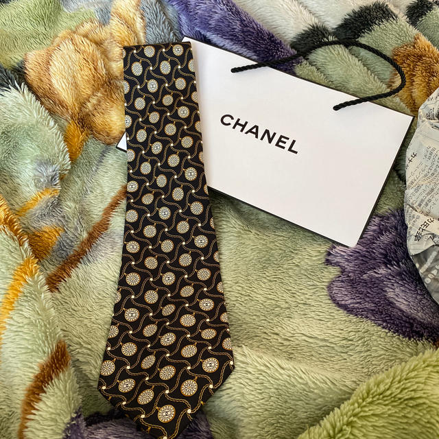 CHANEL(シャネル)のシャネル　本物used ネクタイ　黒✖️ロゴ　正規品購入 メンズのファッション小物(ネクタイ)の商品写真