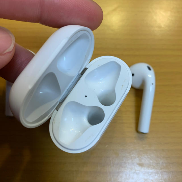 Apple(アップル)のエアポッズ　air pods スマホ/家電/カメラのオーディオ機器(ヘッドフォン/イヤフォン)の商品写真