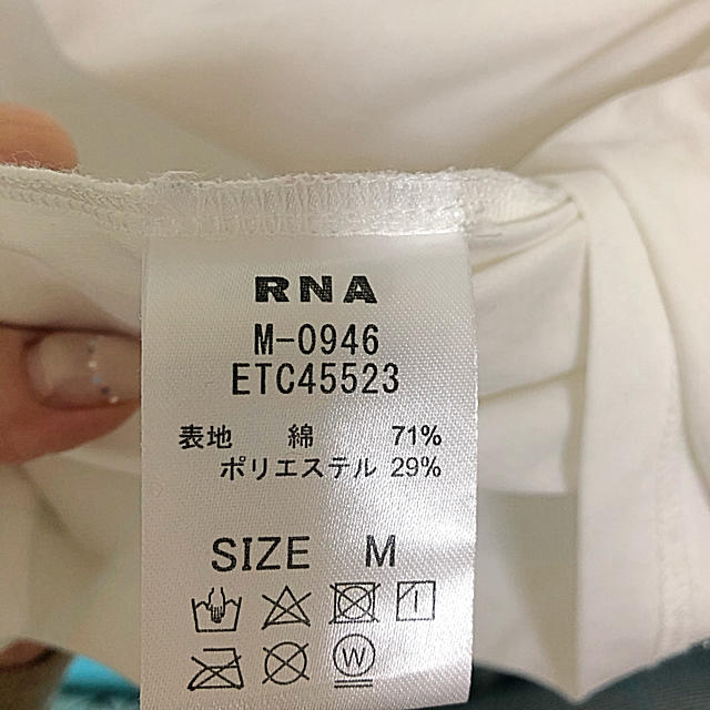 RNA(アールエヌエー)のRNAメディア　ロゴ白シャツ レディースのトップス(Tシャツ(半袖/袖なし))の商品写真