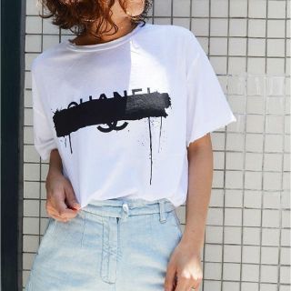 via j(ヴィアジェイ) CパロディTシャツ(Tシャツ(半袖/袖なし))