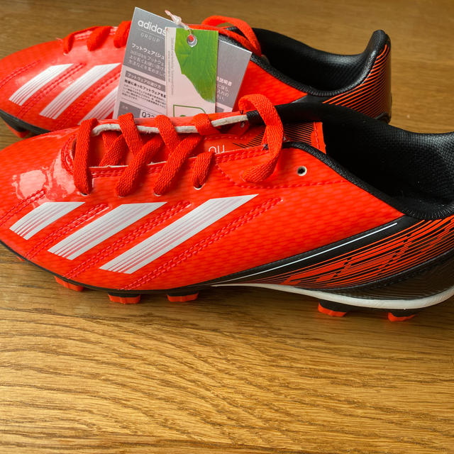 adidas(アディダス)のアディダス　サッカースパイク23.5 新品 スポーツ/アウトドアのサッカー/フットサル(シューズ)の商品写真