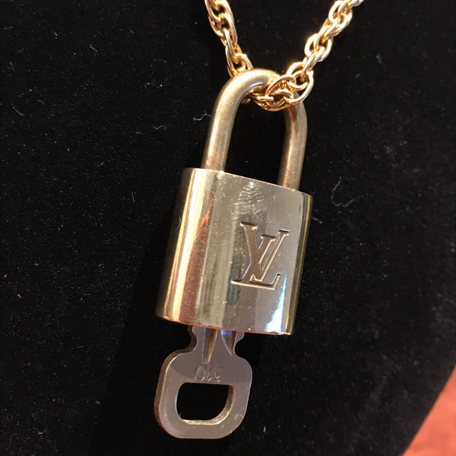 LOUIS VUITTON(ルイヴィトン)のルイヴィトン パドロック 鍵付き ネックレス 南京錠 カデナ ゴールド系 メンズのアクセサリー(ネックレス)の商品写真