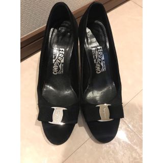 サルヴァトーレフェラガモ(Salvatore Ferragamo)の美品　フェラガモ　ブラック　パンプス　6C(ハイヒール/パンプス)