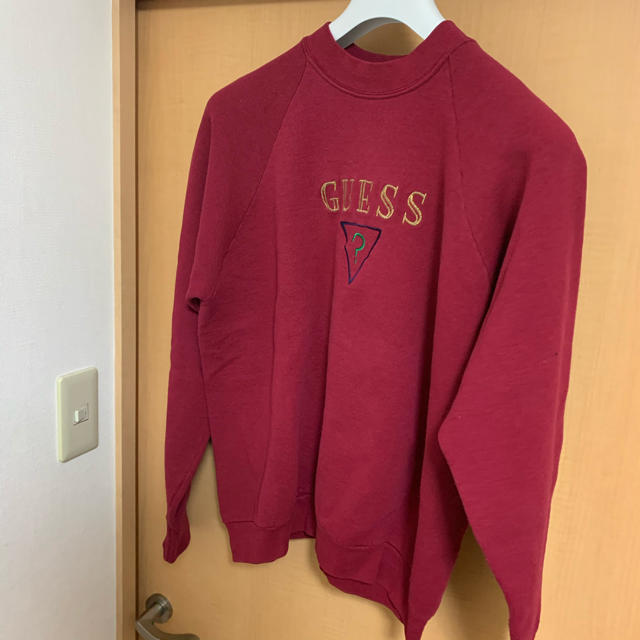 GUESS(ゲス)の〈古着〉GUESS  ワインレッドトレーナー メンズのトップス(スウェット)の商品写真