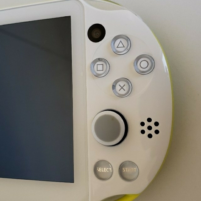 PlayStation Vita(プレイステーションヴィータ)のPlayStation Vita（PCH-2000シリーズ） エンタメ/ホビーのゲームソフト/ゲーム機本体(携帯用ゲーム機本体)の商品写真