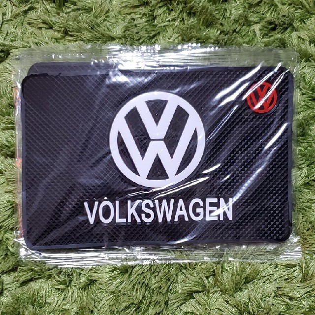Volkswagen(フォルクスワーゲン)のtokoto様　専用　　フォルクスワーゲン　滑り止めマット　新品2枚 自動車/バイクの自動車(車内アクセサリ)の商品写真