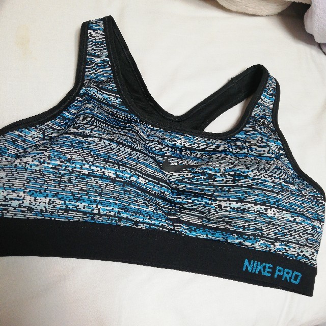 NIKE(ナイキ)のNIKE スポーツブラ スポーツ/アウトドアのトレーニング/エクササイズ(トレーニング用品)の商品写真