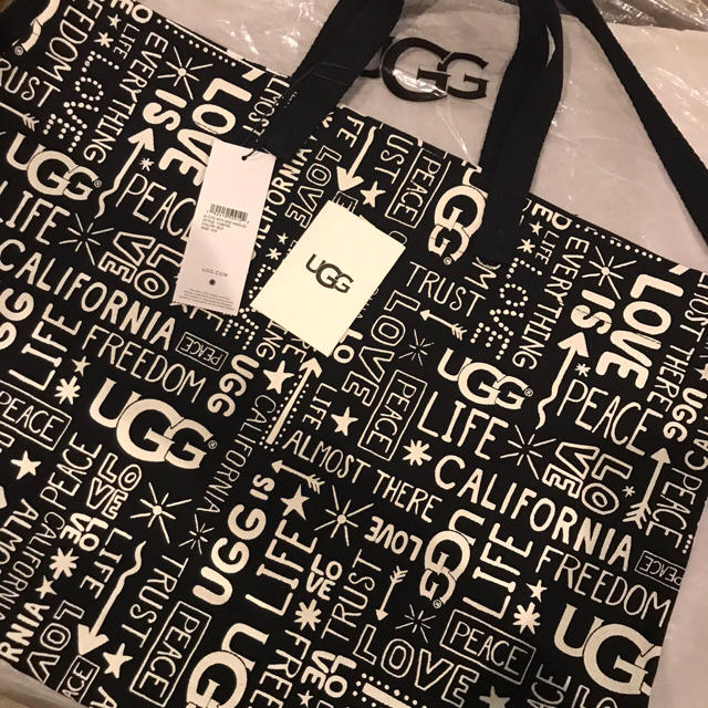 UGG(アグ)の新品 UGG アグ トート バッグ 総柄 ブラック ユニセックス タグ付き レディースのバッグ(トートバッグ)の商品写真