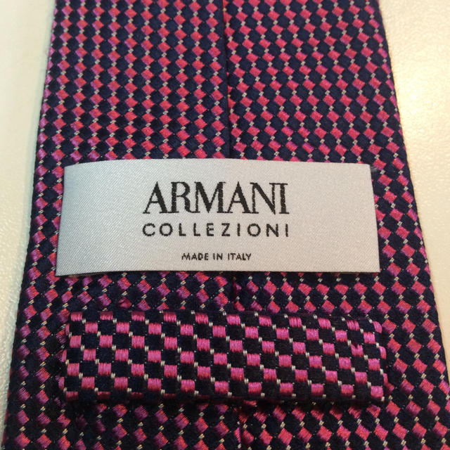 ARMANI COLLEZIONI(アルマーニ コレツィオーニ)のアルマーニ ネクタイ 赤紫 美品 メンズのファッション小物(ネクタイ)の商品写真