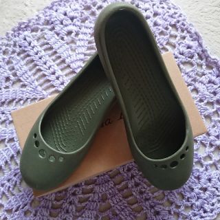 クロックス(crocs)のフラットシューズ(サンダル)