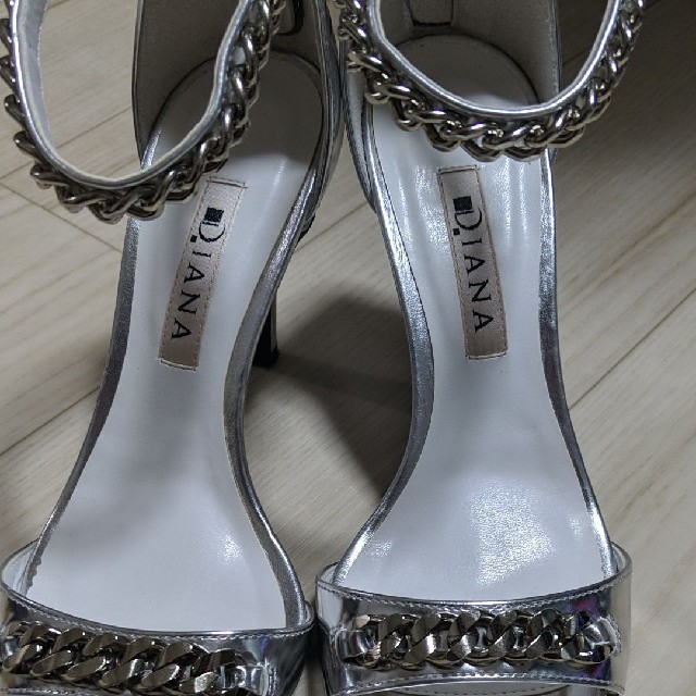 DIANA(ダイアナ)のDIANAパンプス 超美品 23cm 銀色 レディースの靴/シューズ(ハイヒール/パンプス)の商品写真