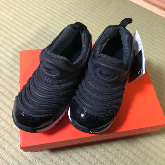 新品　ダイナモフリー　19cm ブラック　黒 ナイキ　シューズ　スニーカー　靴