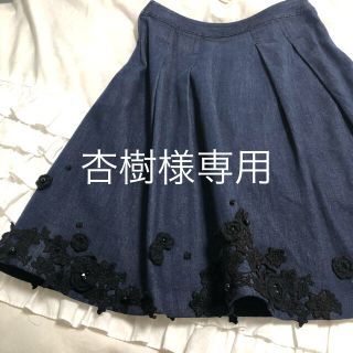 トゥービーシック(TO BE CHIC)の美品TOBECHICフラワーモチーフデニムスカート(ひざ丈スカート)