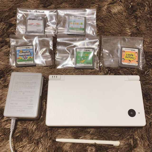 ニンテンドーDS(ニンテンドーDS)のDSI 本体、タッチペン、充電器、カセット5枚 エンタメ/ホビーのゲームソフト/ゲーム機本体(携帯用ゲーム機本体)の商品写真