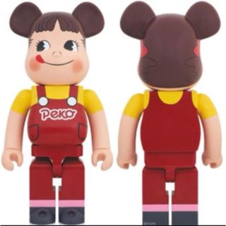 メディコムトイ(MEDICOM TOY)の(新品　未開封)不二家ペコちゃん（赤オーバーオール） 1000% ベアブリック(その他)