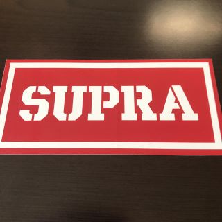 スープラ(SUPRA)の【縦7.1cm横15.3cm】Supra ステッカー(スケートボード)