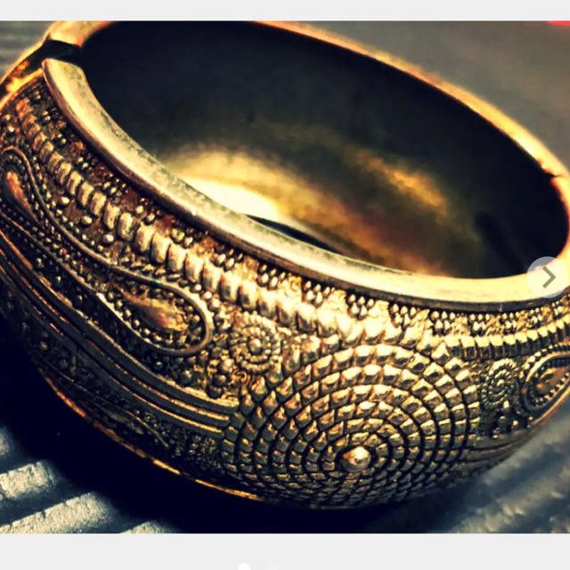 腕輪 ゴールド バングル オシャレ レディースのアクセサリー(ブレスレット/バングル)の商品写真