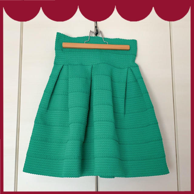H&M(エイチアンドエム)の緑色のハイウエストなスカート【H&M】 レディースのスカート(ひざ丈スカート)の商品写真