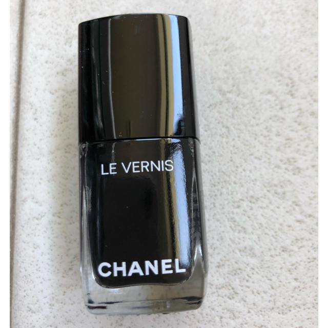 CHANEL(シャネル)のシャネル　ヴェルニ　ロング　トゥニュ　713　ピュアブラック　新品い コスメ/美容のネイル(ネイルトップコート/ベースコート)の商品写真