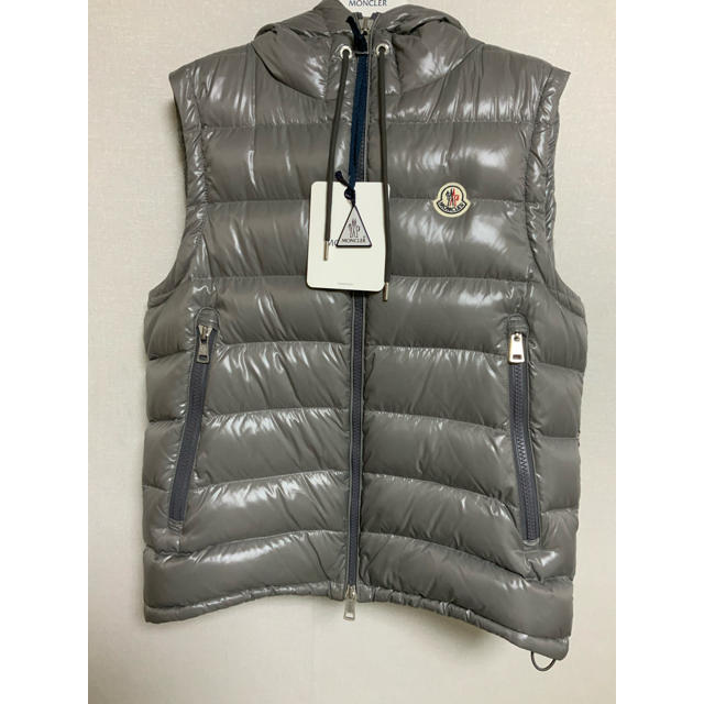 MONCLER(モンクレール)のモンクレール ダウンベスト LANOUX グレー MONCLER ラヌー メンズのジャケット/アウター(ダウンベスト)の商品写真