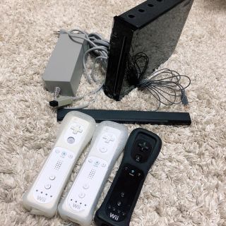 ウィー(Wii)のWii本体+リモコン3本(中古)(家庭用ゲーム機本体)