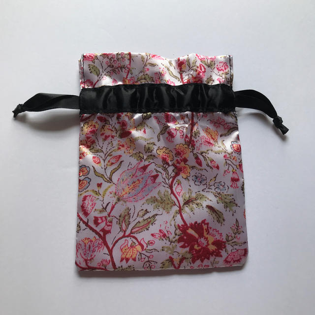 花柄の巾着 レディースのファッション小物(ポーチ)の商品写真