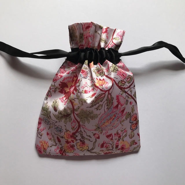 花柄の巾着 レディースのファッション小物(ポーチ)の商品写真