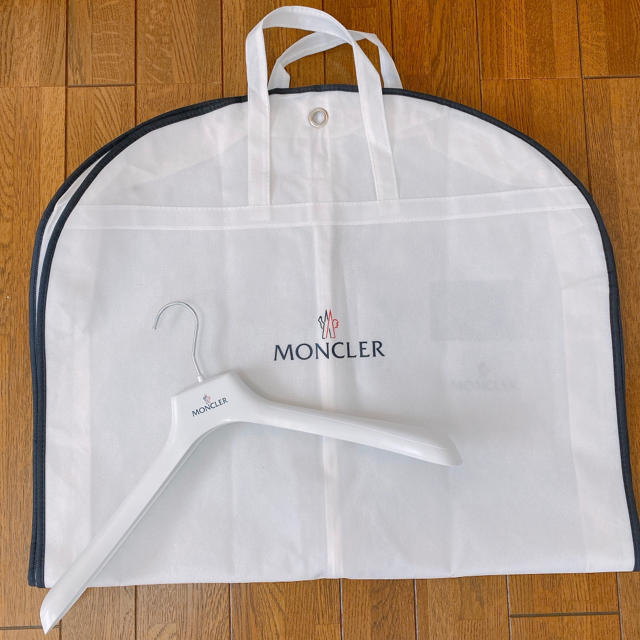 MONCLER(モンクレール)の【新品】モンクレール　洋服カバー&ハンガー　セット メンズのメンズ その他(その他)の商品写真