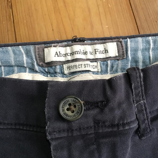 Abercrombie&Fitch(アバクロンビーアンドフィッチ)のアバクロ　ヴィンテージ風ダメージショーパン レディースのパンツ(ショートパンツ)の商品写真